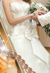 Романтическое свадебное платье в золотистом цвете